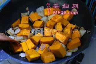 洋葱南瓜烧秋葵的做法步骤：6