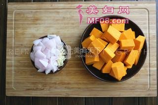 洋葱南瓜烧秋葵的做法步骤：3