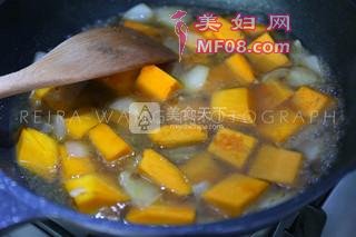 洋葱南瓜烧秋葵的做法步骤：7