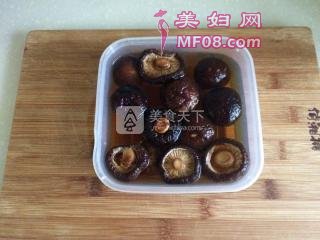 香菇蒸鸡的做法步骤：1