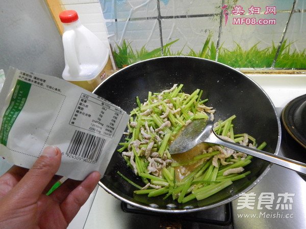 水芹菜炒肉丝的做法