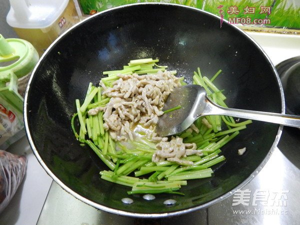 水芹菜炒肉丝的做法