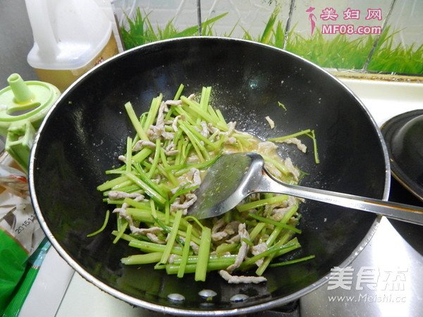 水芹菜炒肉丝的做法