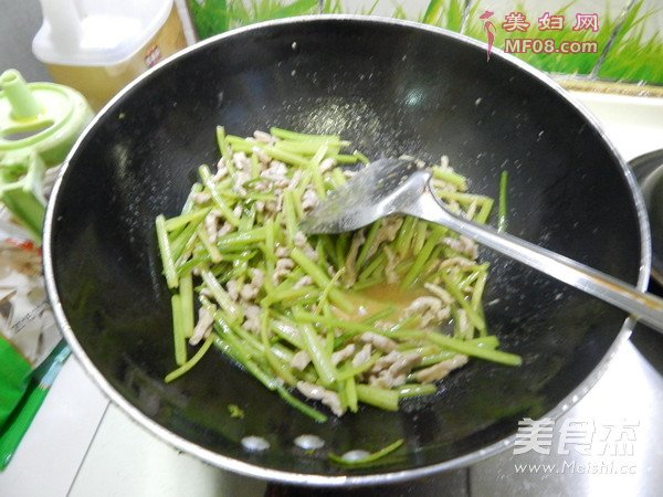 水芹菜炒肉丝的做法