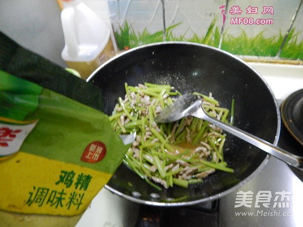 水芹菜炒肉丝的做法
