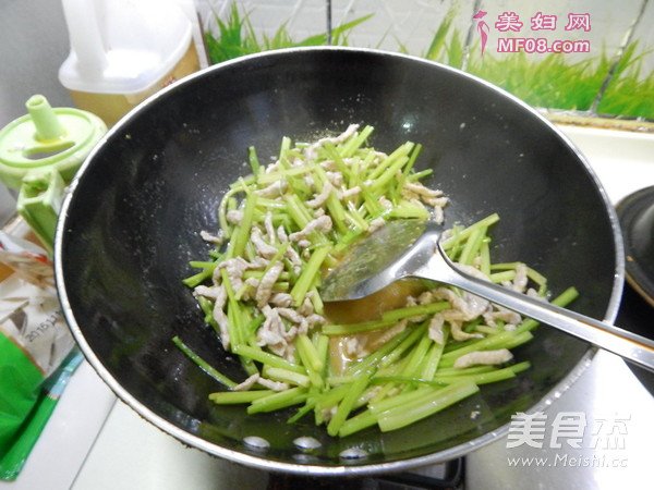 水芹菜炒肉丝的做法