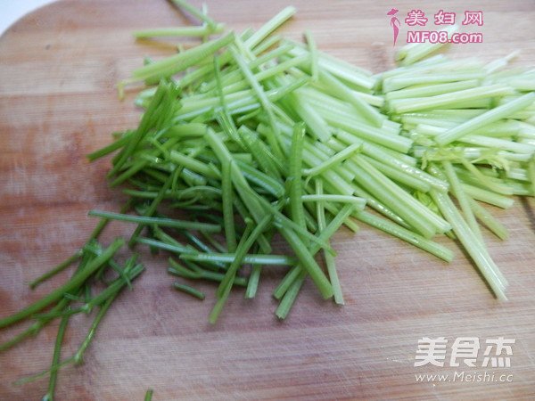 水芹菜炒肉丝的做法