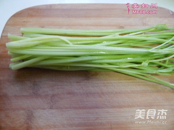 水芹菜炒肉丝的做法