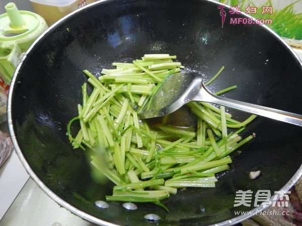 水芹菜炒肉丝的做法