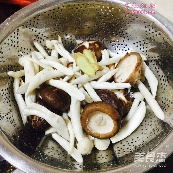 鲜菇焖鸡的做法