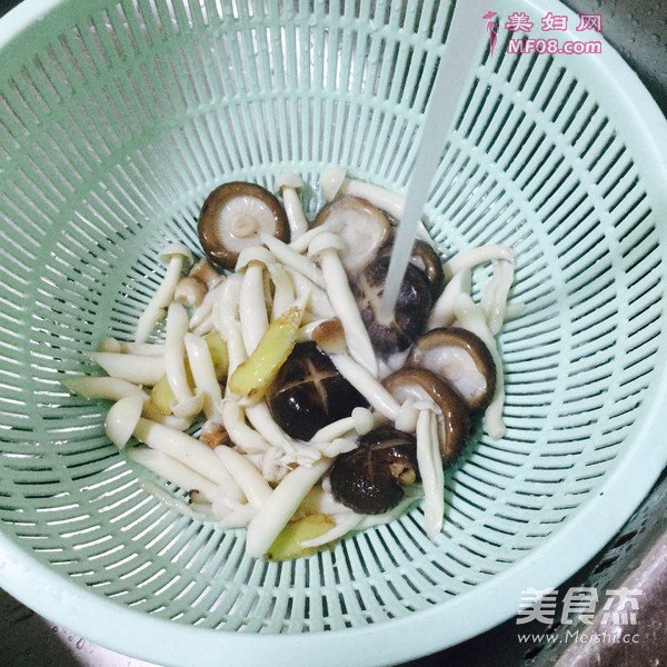 鲜菇焖鸡的做法