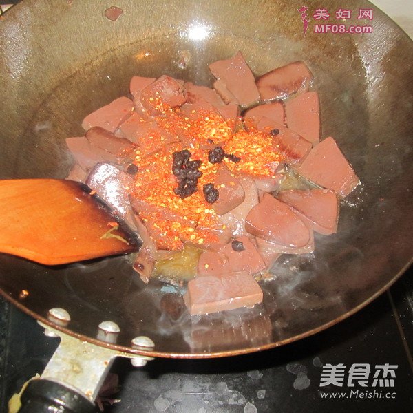 黑豆豉煮猪血的做法