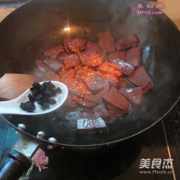 黑豆豉煮猪血的做法