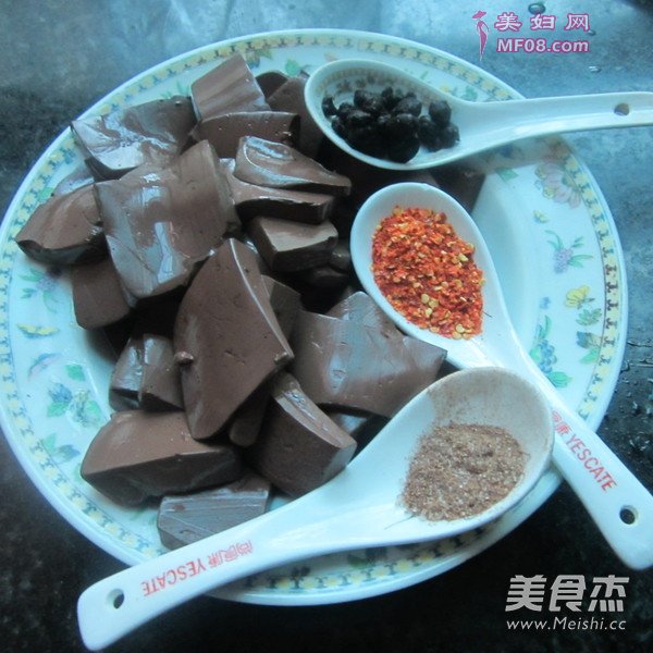黑豆豉煮猪血的做法