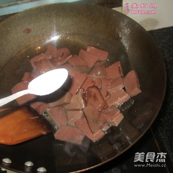 黑豆豉煮猪血的做法