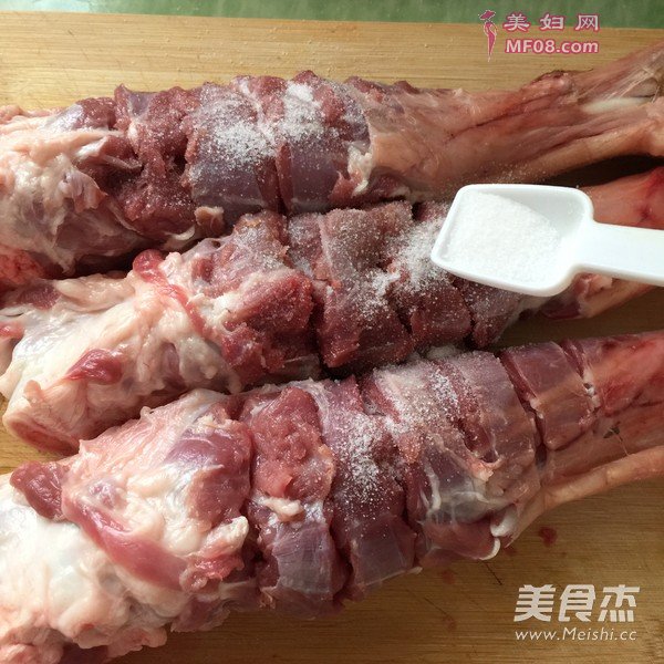 蒸烤小羊腿的做法