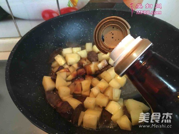 香肠土豆焖饭的做法