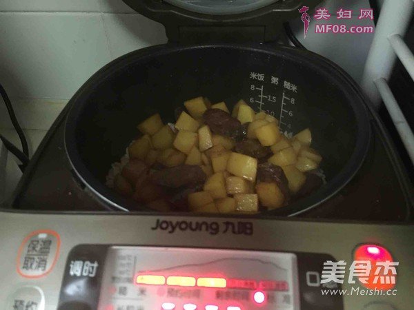香肠土豆焖饭的做法