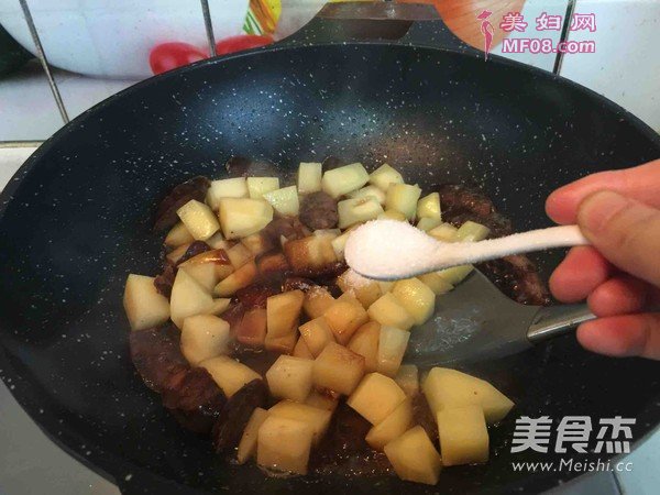 香肠土豆焖饭的做法