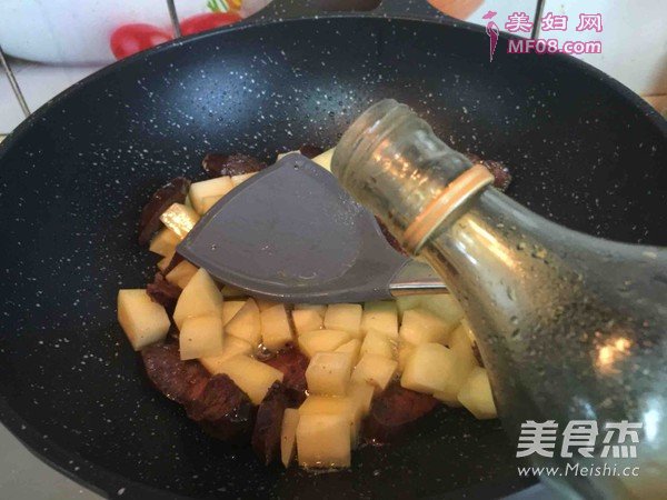 香肠土豆焖饭的做法
