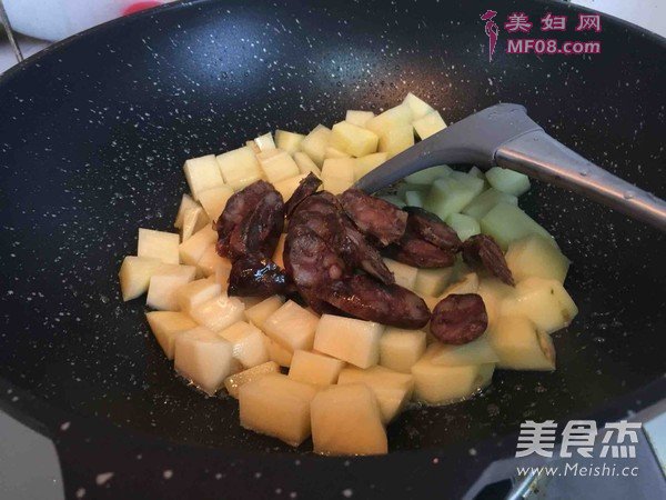 香肠土豆焖饭的做法