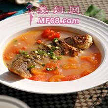 西红柿炖鲫鱼的做法