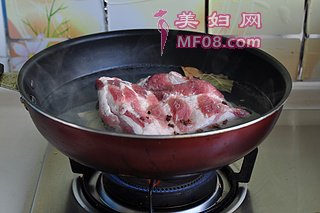 元宝红烧肉的做法步骤：2