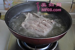 元宝红烧肉的做法步骤：3