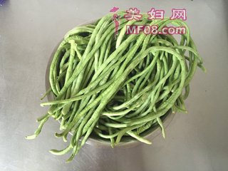 充分利用夏日阳光——晒干豇豆0的做法步骤：1