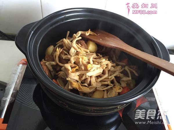 土豆黄花菜炖排骨的做法