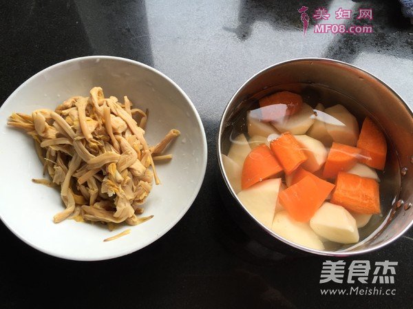土豆黄花菜炖排骨的做法