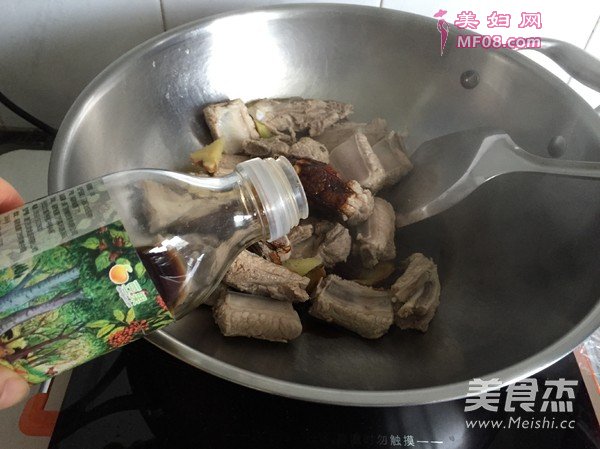 土豆黄花菜炖排骨的做法