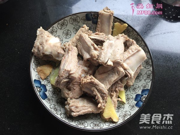 土豆黄花菜炖排骨的做法