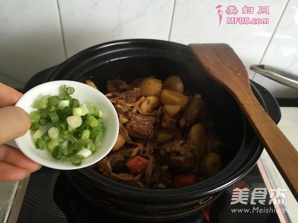 土豆黄花菜炖排骨的做法