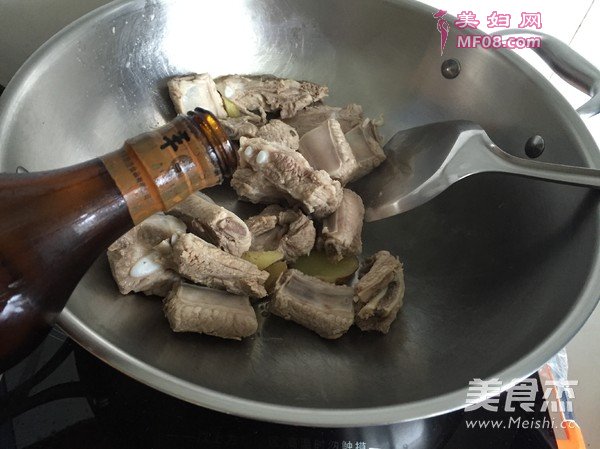 土豆黄花菜炖排骨的做法