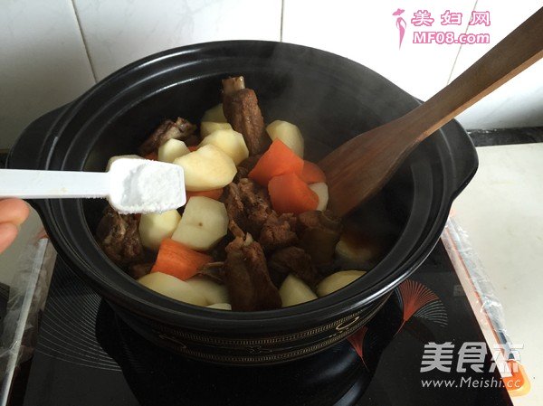 土豆黄花菜炖排骨的做法