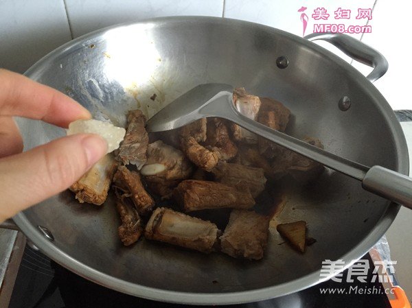 土豆黄花菜炖排骨的做法
