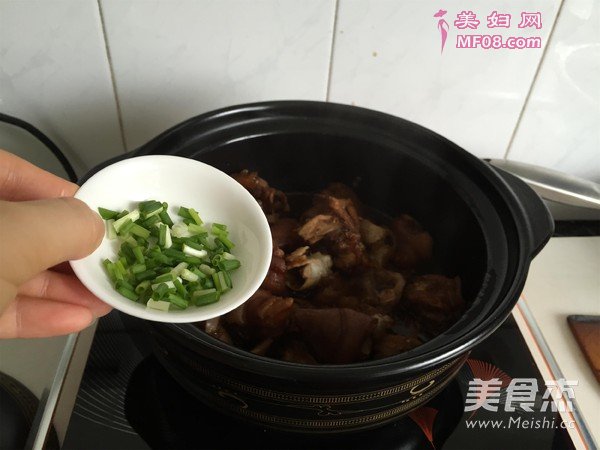 五香猪蹄煲的做法