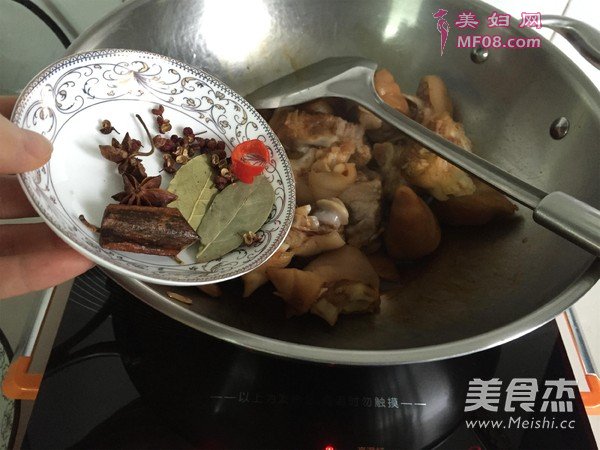 五香猪蹄煲的做法