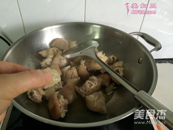 五香猪蹄煲的做法