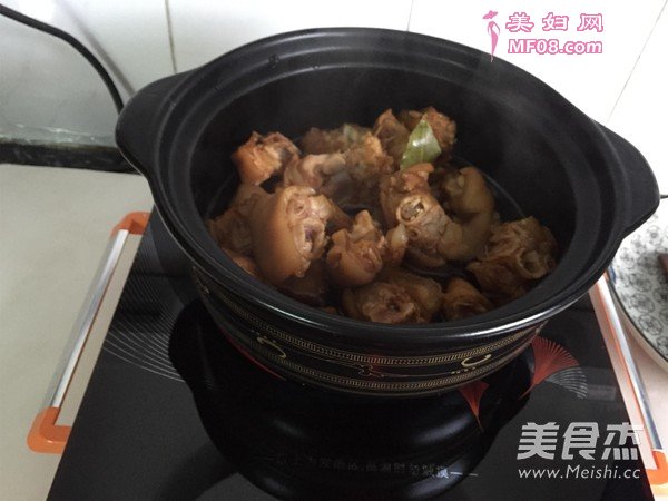 五香猪蹄煲的做法