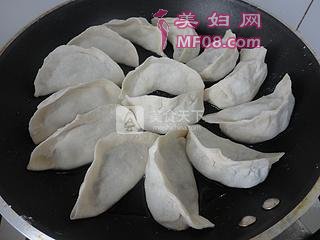 抱蛋煎饺的做法步骤：10
