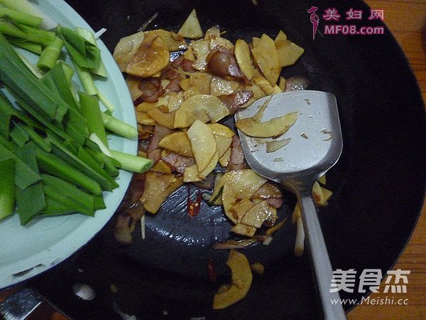腊肉烧春笋的做法