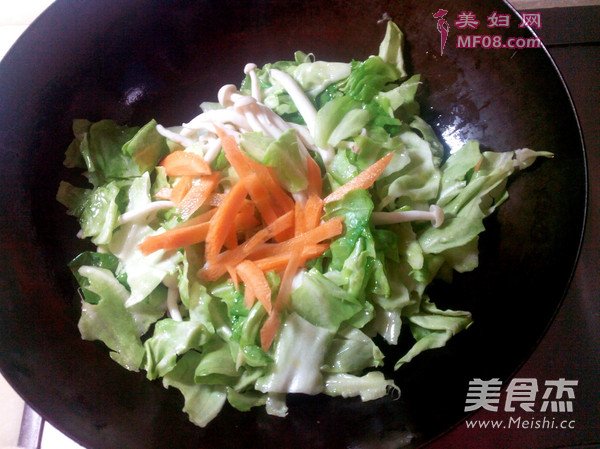香肠烩卷心菜的做法