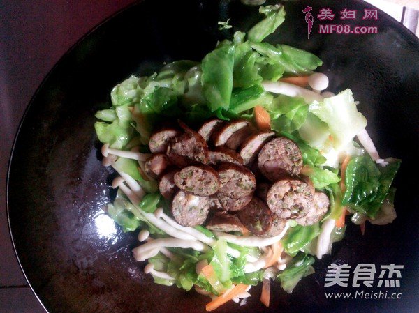 香肠烩卷心菜的做法
