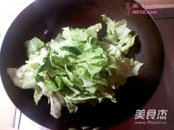 香肠烩卷心菜的做法