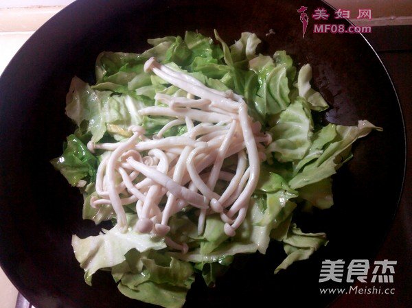 香肠烩卷心菜的做法