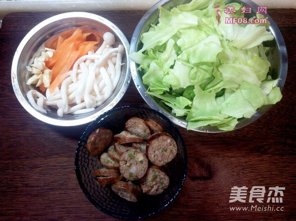 香肠烩卷心菜的做法