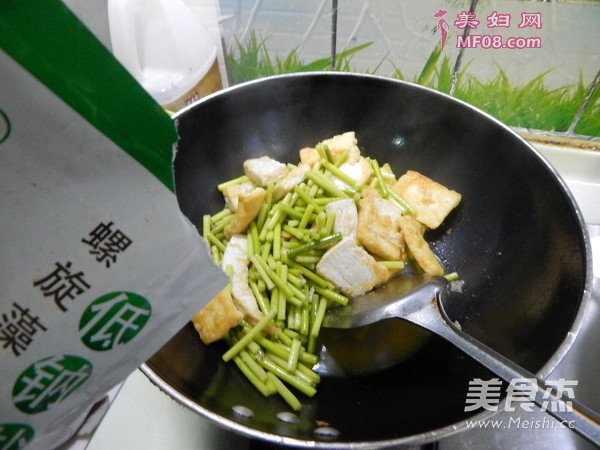 蒜苔烧豆腐的做法
