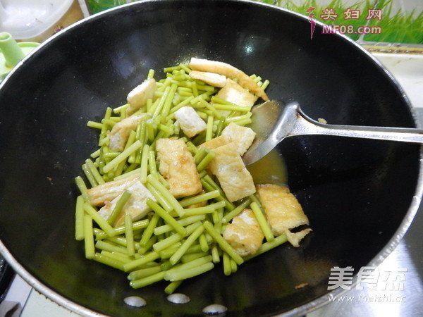 蒜苔烧豆腐的做法
